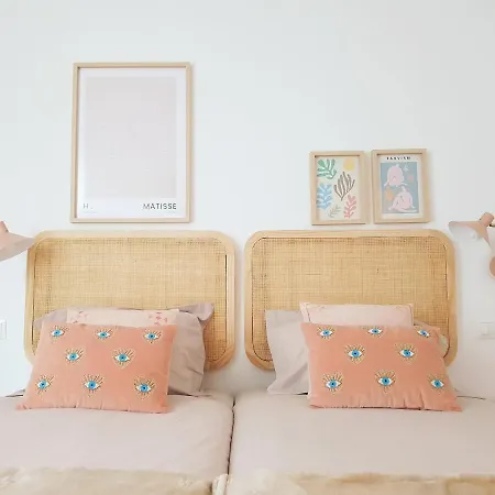 Bright And Modern In Center *