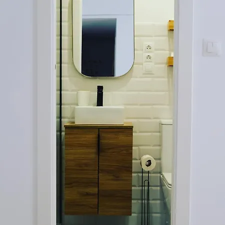 Bright And Modern In Center *