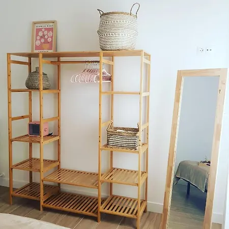 Bright And Modern In Center *