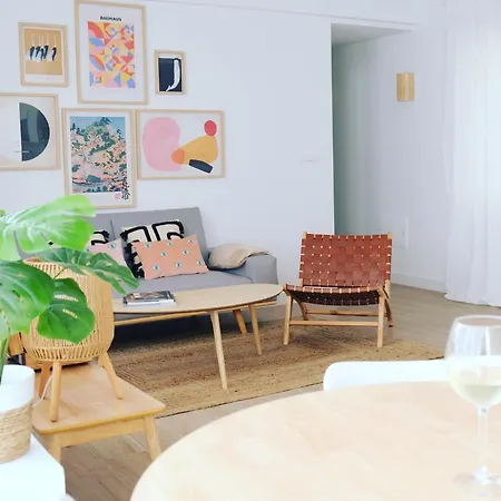 Bright And Modern In Center *