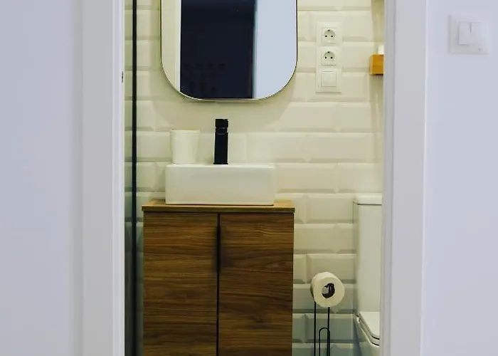 Bright And Modern In Center *