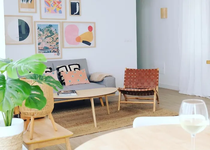 Bright And Modern In Center *