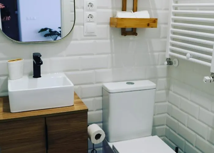 Bright And Modern In Center *